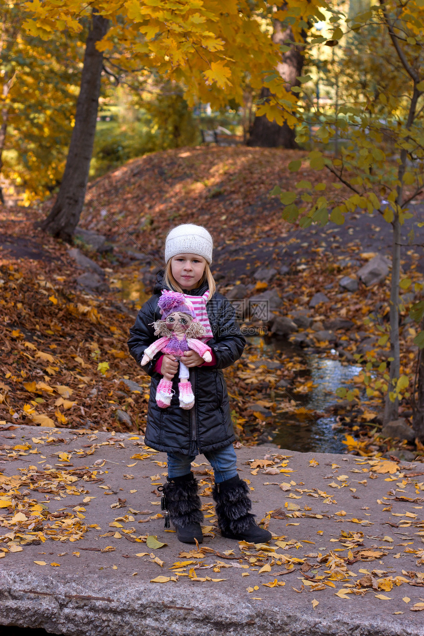 带洋娃娃的小女孩儿童粉色乐趣手工越野车场地公园童年抹布织物图片
