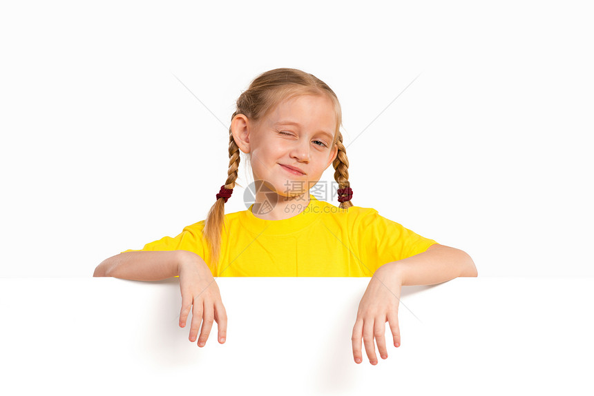 持有白海报的女童喜悦快乐空白木板孩子横幅广告女性广告牌白色图片