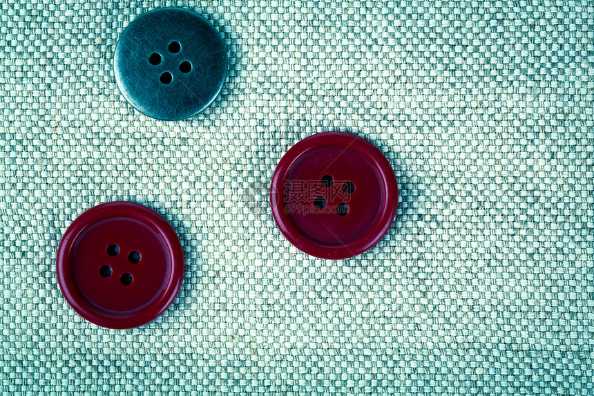 旧衣服上的红色按钮宏观纺织品紧固件维修乡村缝纫女裁缝观念棉布针线活图片