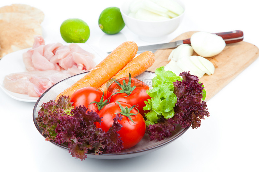 碗里的西红柿和绿色沙拉 放在桌上洋葱盘子烹饪午餐桌子营养红色作品圆形蔬菜图片