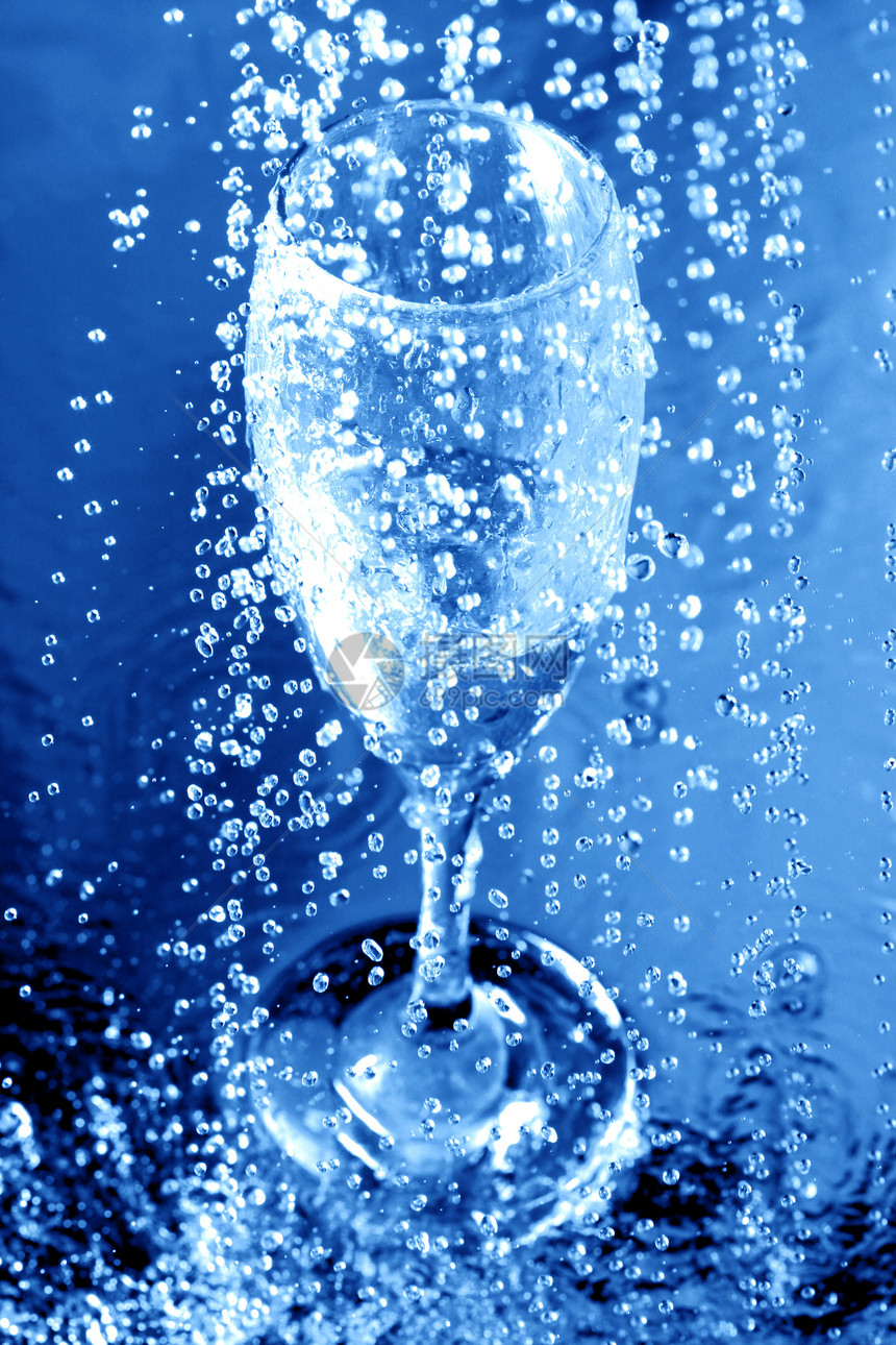 水滴温泉玻璃宏观洗发水卫生瓶子流动肥皂海洋蓝色图片