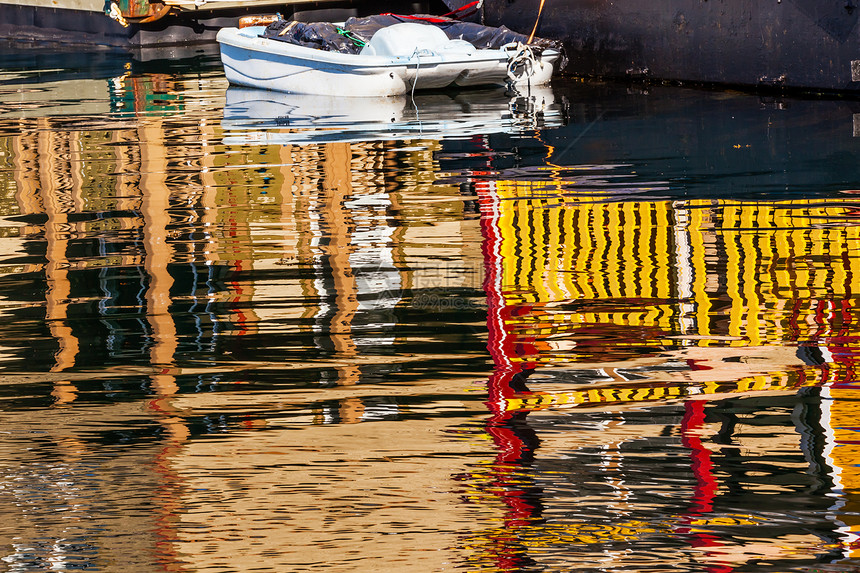 维多利亚州内港内浮游家庭乡村船只反射图片