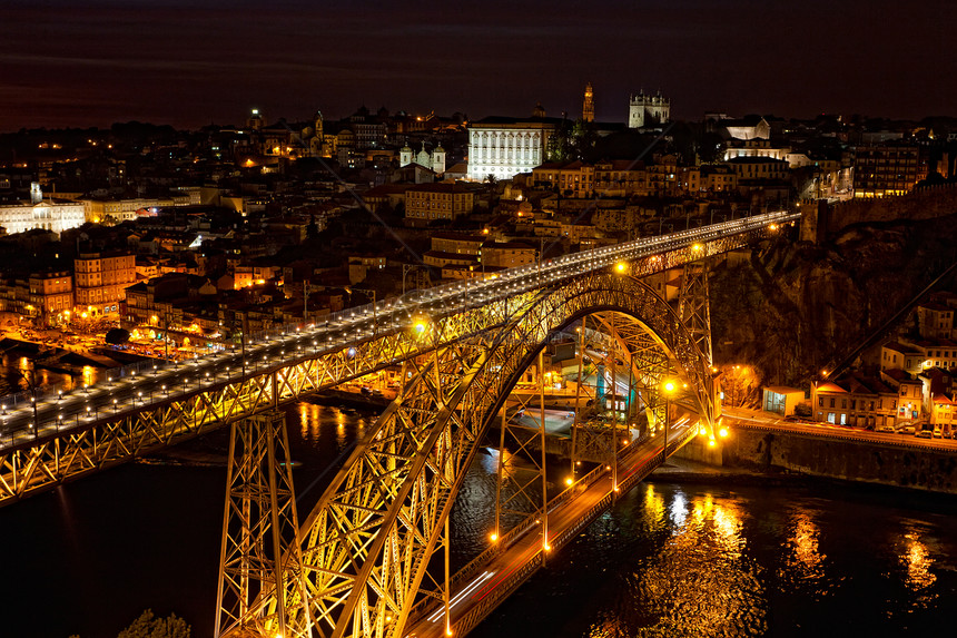 路易斯一号桥 晚上在葡萄牙杜罗河和波尔多上空图片