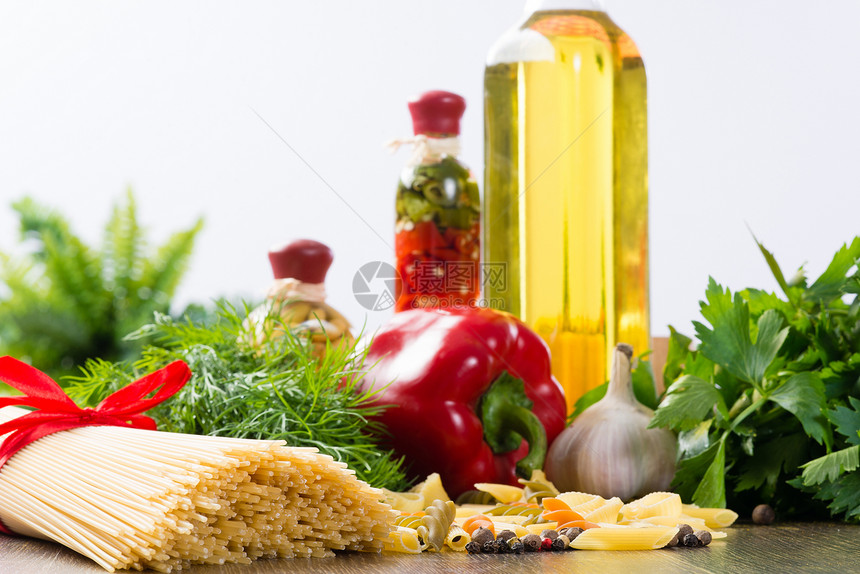 意大利意大利意面和蔬菜香料午餐盘子沙拉古董美食胸部面条胡椒香肠图片