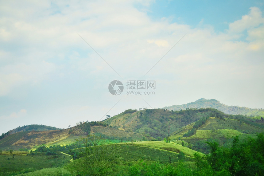 蓝天的山峰爬坡风景阳光天空季节山脉场景土地植物环境图片