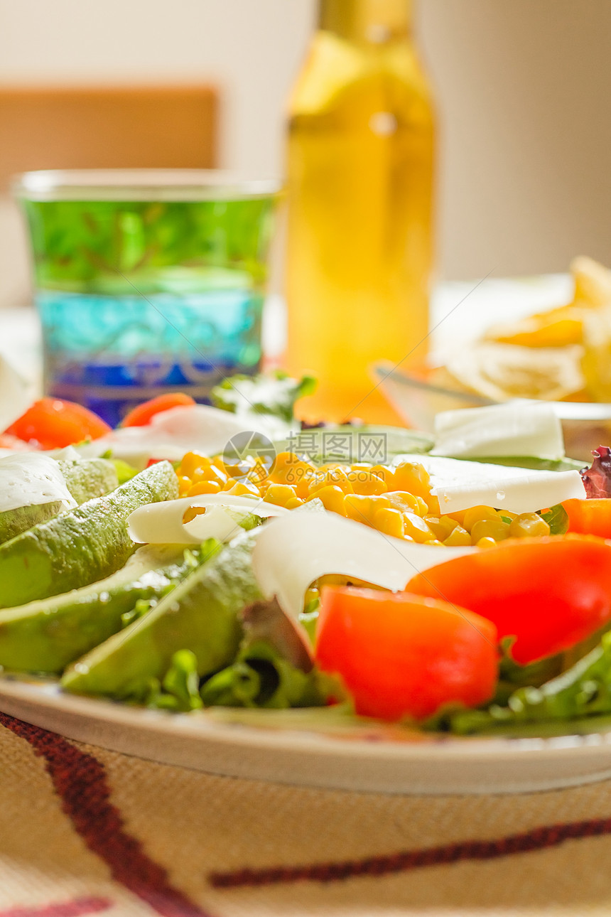 传统墨西哥食品 配有沙拉和玉米饼绿色平底锅胡椒食物盘子玉米片辣椒红色蔬菜桌子图片