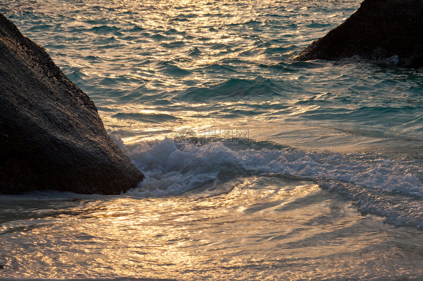 泰国热带地区日落时 大石头在海边的海岸上季节支撑晴天太阳天堂橙子墙纸海浪岩石波浪图片