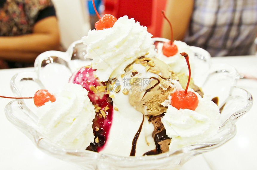 冰淇淋圣代小吃糖浆巧克力配料甜点红色牛奶鞭打香草白色图片