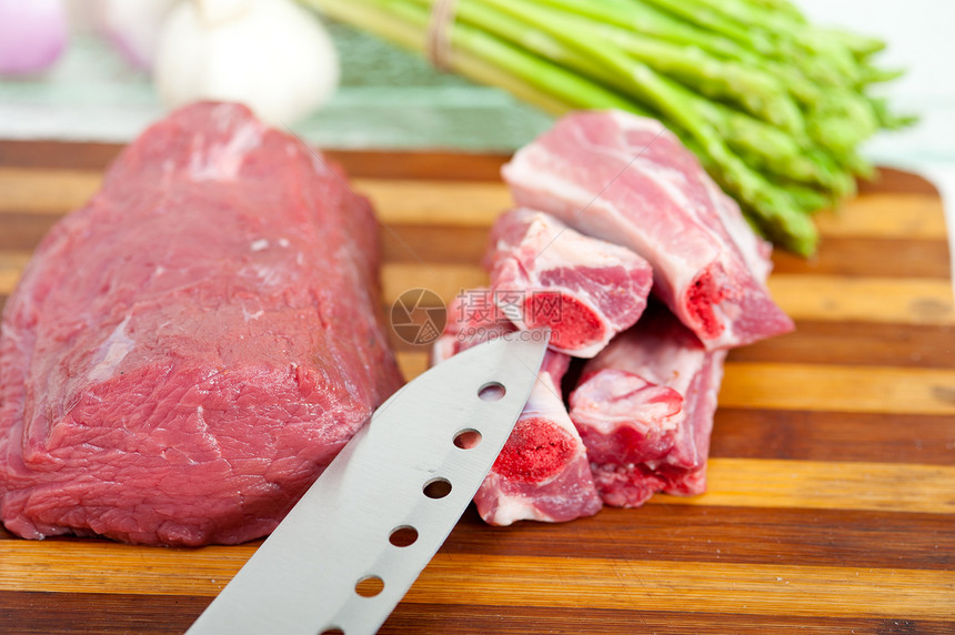 生牛肉和猪排肋骨印章食物红色鱼片肌肉屠夫猪肉木板木头图片