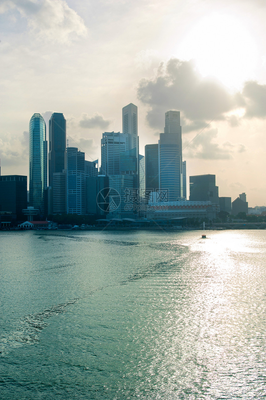 新加坡日落建筑商业城市阳光反射中心景观蓝色码头河岸图片