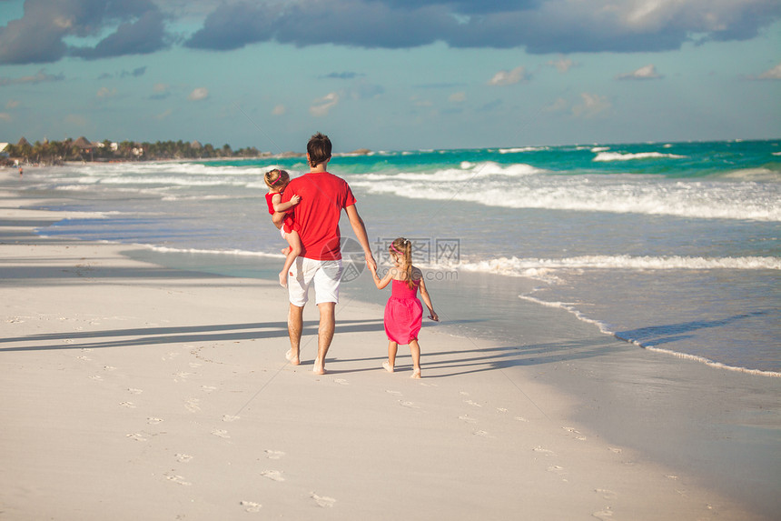 年轻父亲和可爱女儿在海边漫步的后视线婴儿假期妈妈乐趣海岸成人海岸线幸福海滩爸爸图片