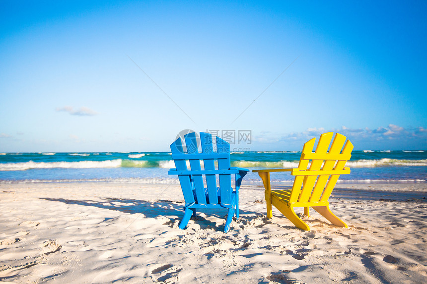 两把木制椅子 在墨西哥白沙滩上的黄色和蓝色异国海洋情调海岸支撑休息室天蓝色晴天海岸线天堂图片