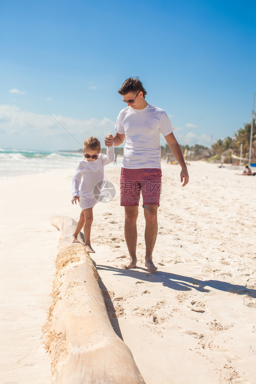 年轻父亲和他可爱的小女儿 在海滩玩得开心热带男人男性婴儿海岸女孩乐趣孩子享受情调图片