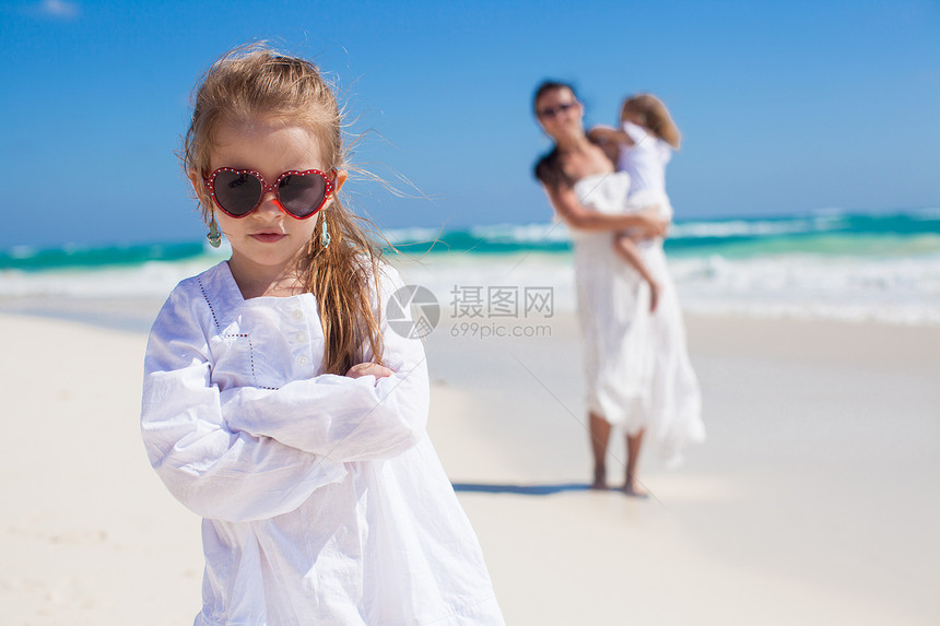 热带海滩背景的可爱女孩和有小妹妹的母亲的肖像 在热带海滩妈妈假期享受海滨女儿孩子父母成人幸福女士图片