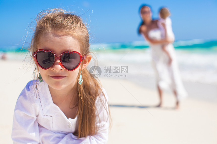 热带海滩背景的可爱女孩和有小妹妹的母亲的肖像 在热带海滩情调孩子父母女儿海岸线海岸女士海洋幸福女性图片