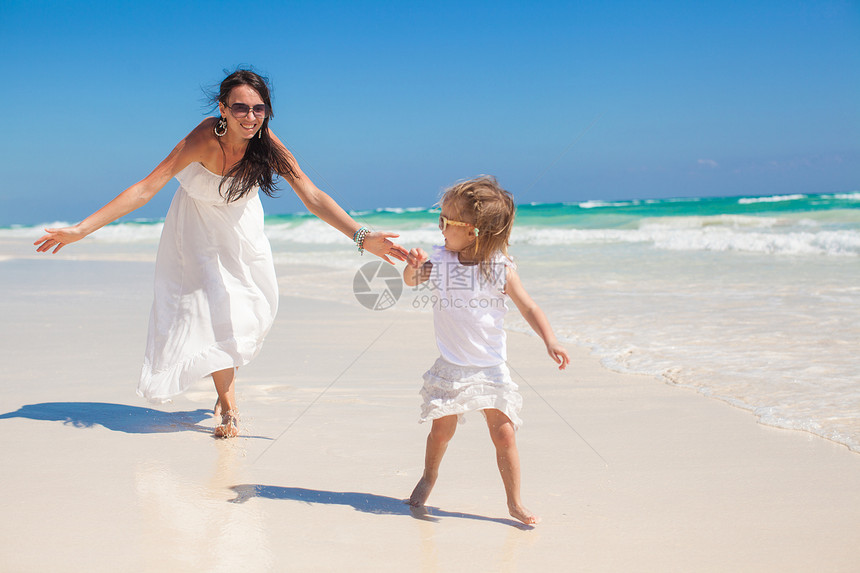 年轻美丽的母亲和可爱的小女儿 在白沙滩上跑来跑去海岸线婴儿成人女性享受热带微笑海滩假期海洋图片