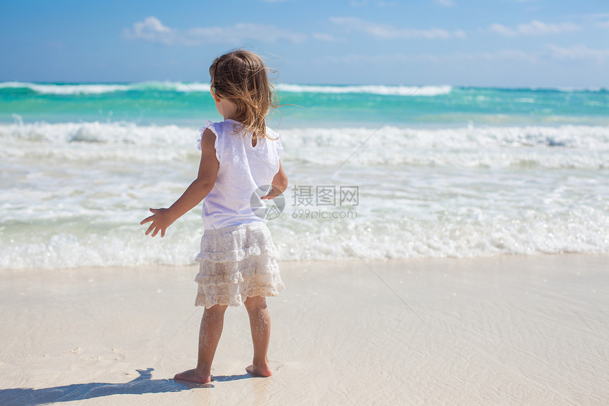 在阳光明媚的天气里 奇异白沙滩上可爱的小女孩图片