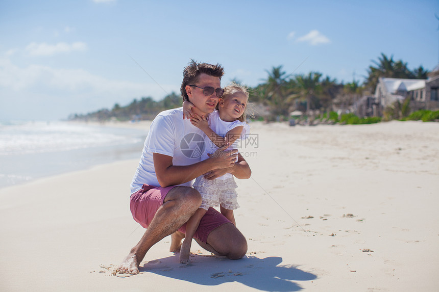 快乐的父亲和可爱的女儿 在热带沙滩度假时走着孩子海岸线异国乐趣男人婴儿海洋男性爸爸父母图片