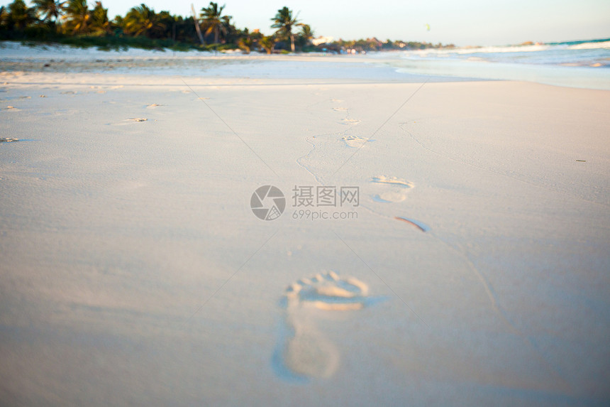 白沙滩上的人类足迹太阳支撑海岸线探险家踪迹痕迹假期海洋闲暇脚步图片