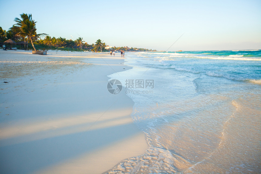 墨西哥的加勒比海滩上 美丽的清洁风景 在天堂中的美利士海滩上图片