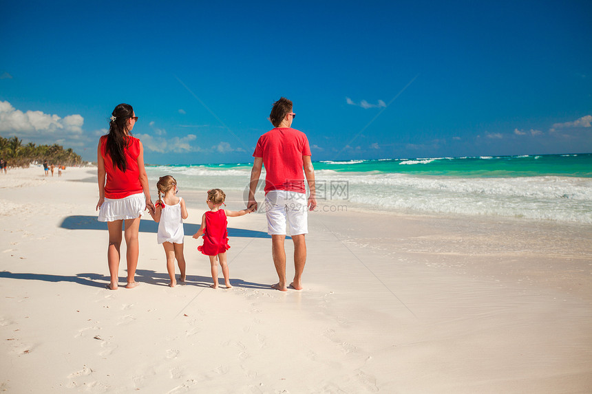 家庭海滩度假享受女儿热带女性旅游幸福孩子父母海岸爸爸图片