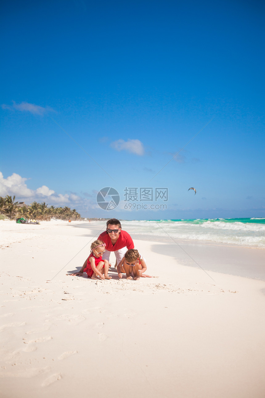 家庭海滩度假乐趣假期婴儿父亲父母男性异国成人热带孩子图片