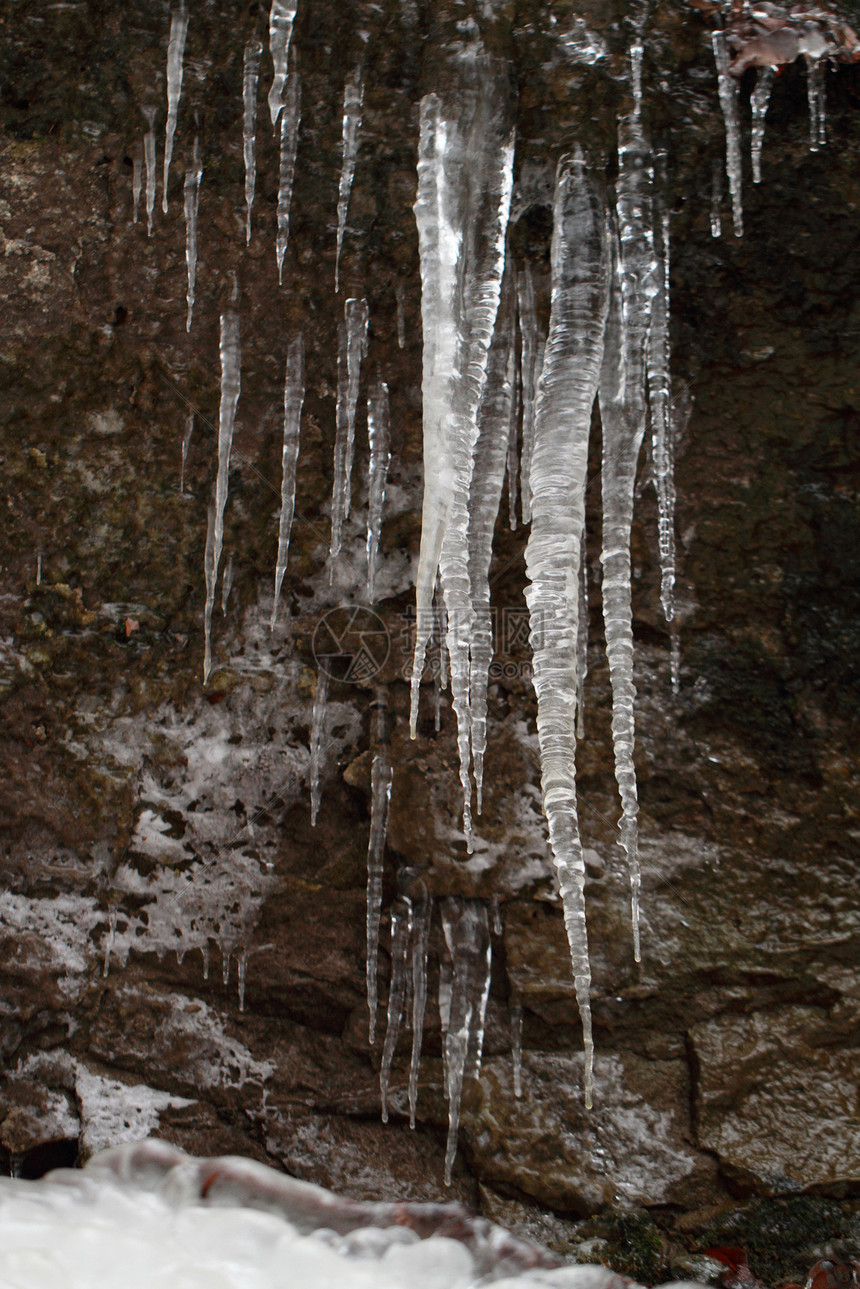 深底的冰柱季节天气冻结水晶白色岩石图片
