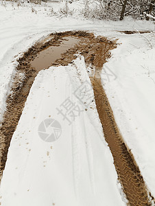 泥印泥雪上车轮印烙印车轮棕色水坑地形痕迹打印暴风雪季节白色背景