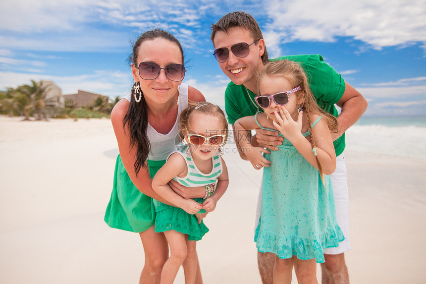 家庭海滩度假成人女儿假期幸福女士女性爸爸男性旅游妈妈图片