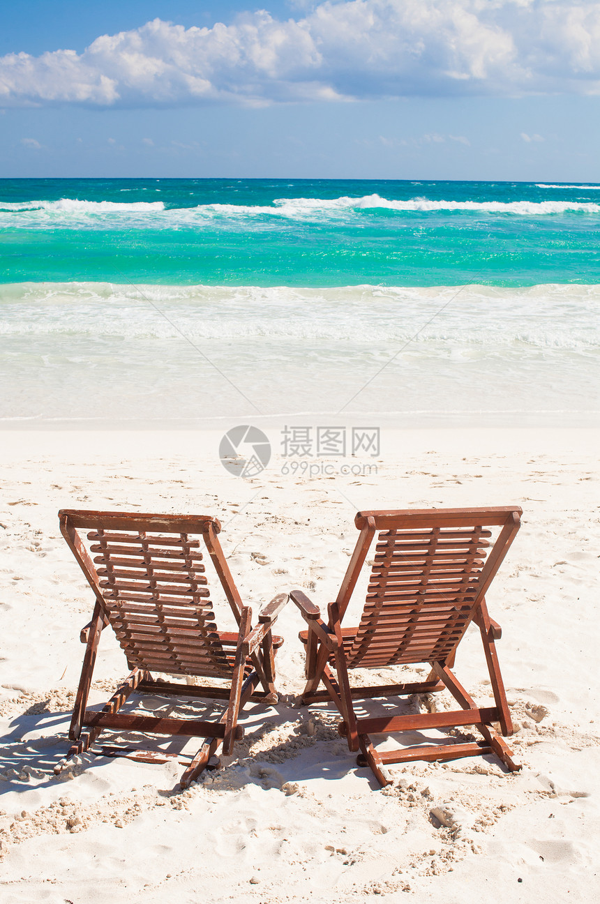 在墨西哥图卢姆热带白色沙滩上度假和放松的海滩木制桌椅晴天支撑风景天堂海洋海岸线椅子海景闲暇蓝色图片