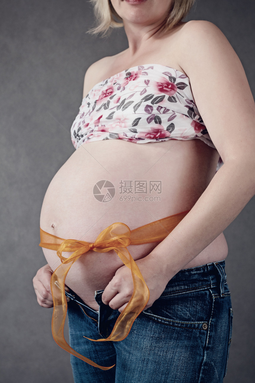 怀孕妇女肚子上缠着丝带图片