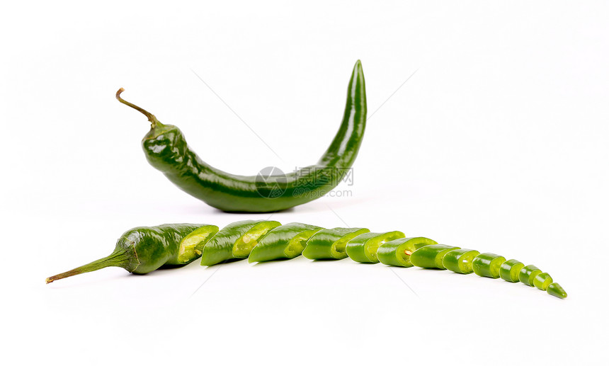 绿色辣椒和切片胡椒食物香料团体白色寒冷蔬菜调味品美食图片