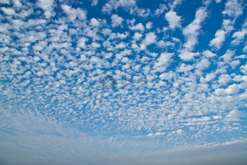 蓝天空白云晴天日光天空白色天气天际太阳环境阳光图片