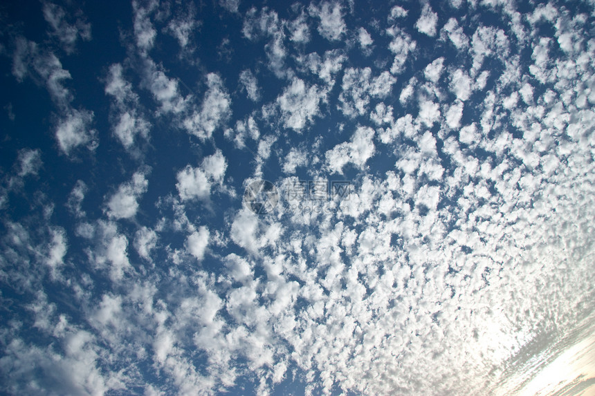 蓝天空白云天际天空晴天日光白色阳光天气环境太阳图片