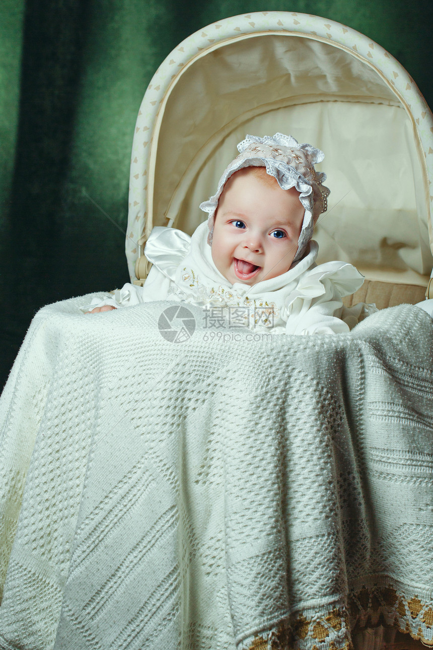 婴儿在摇篮中婴儿床毯子眼睛发祥地幸福微笑兜帽抢夺者手套女孩们图片
