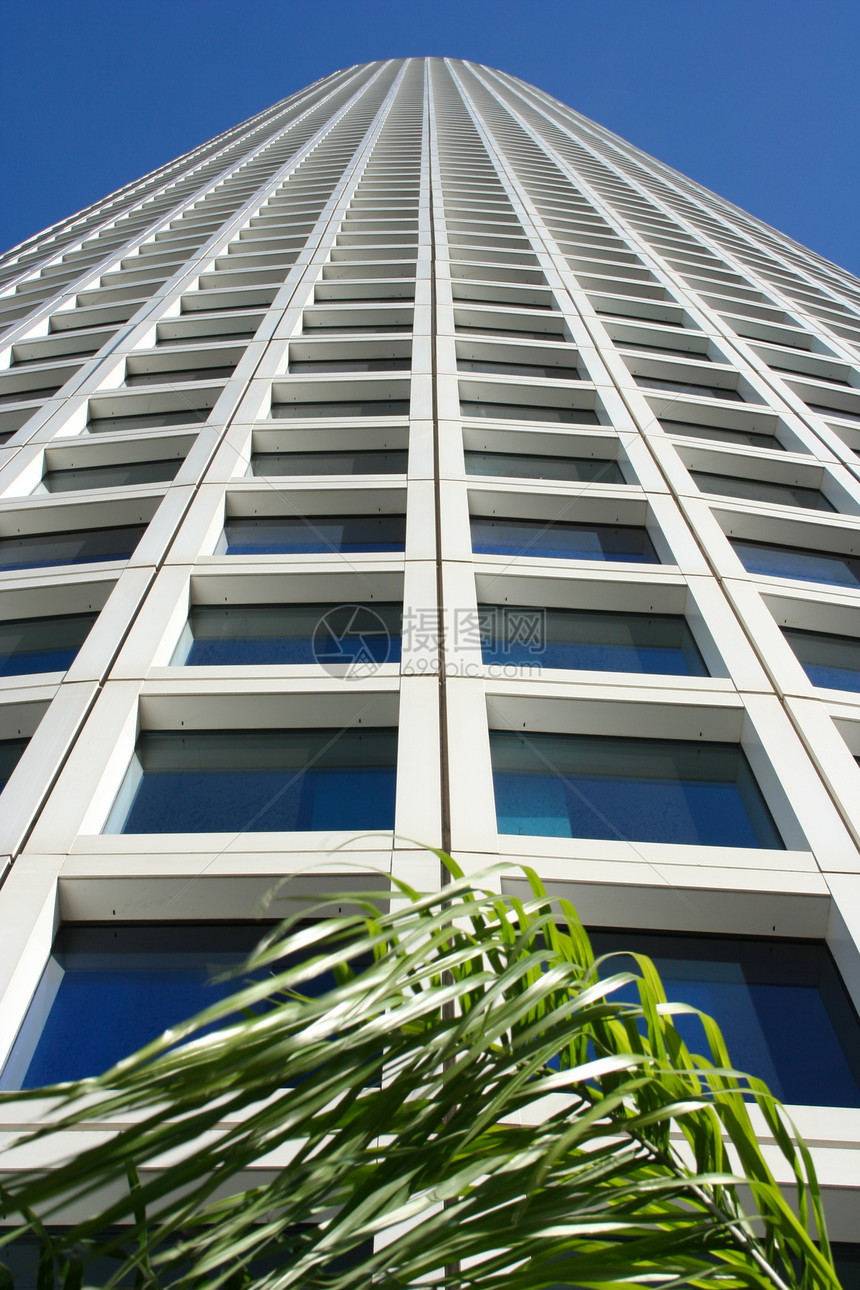 天空压台住房摩天大楼场景白色生长市中心建筑建筑学窗户办公室图片