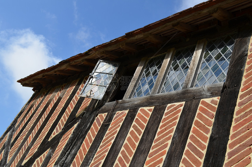 中世纪大楼的灯光窗口图片