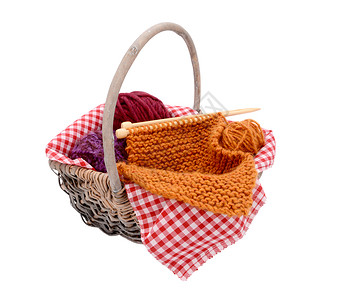 紫色 红和橙色羊毛 在篮子中编织背景图片