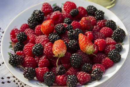 野莓和草莓宏观饮食健康浆果甜点水果高清图片
