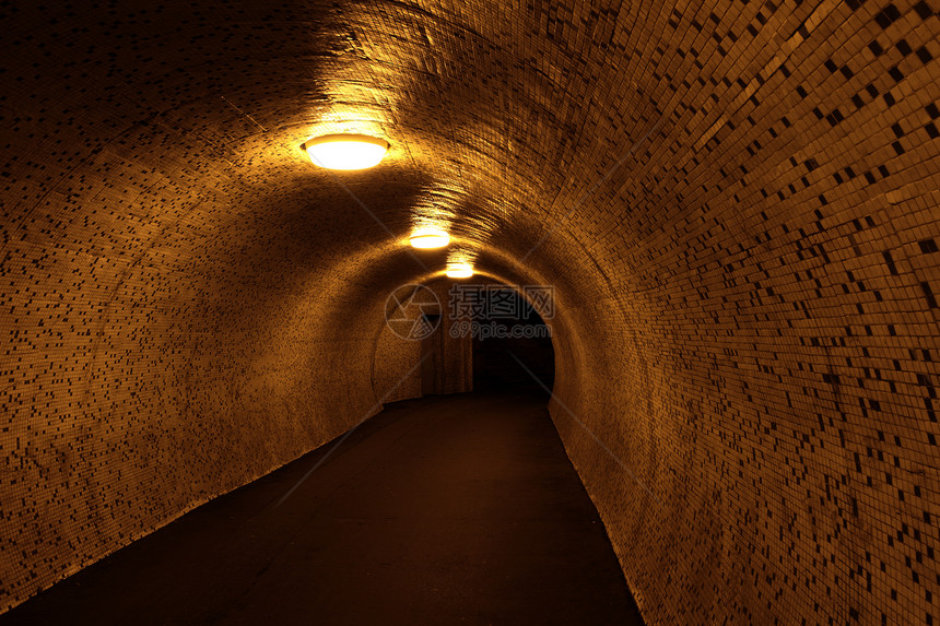 步行隧道外表水平城市天花板路口同心车道行人黄色民众图片