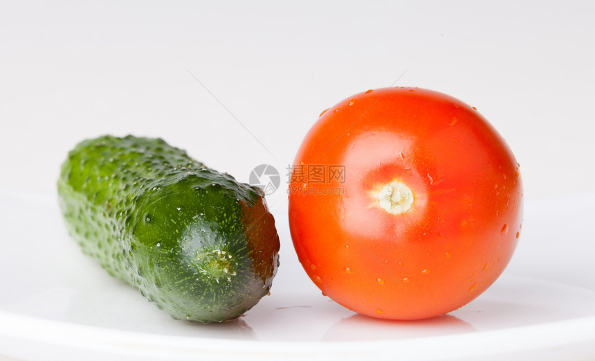 番茄和黄瓜白色红色绿色食物蔬菜图片