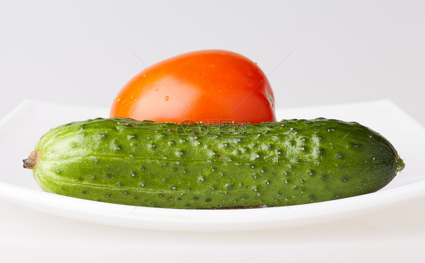 番茄和黄瓜蔬菜绿色红色白色食物图片