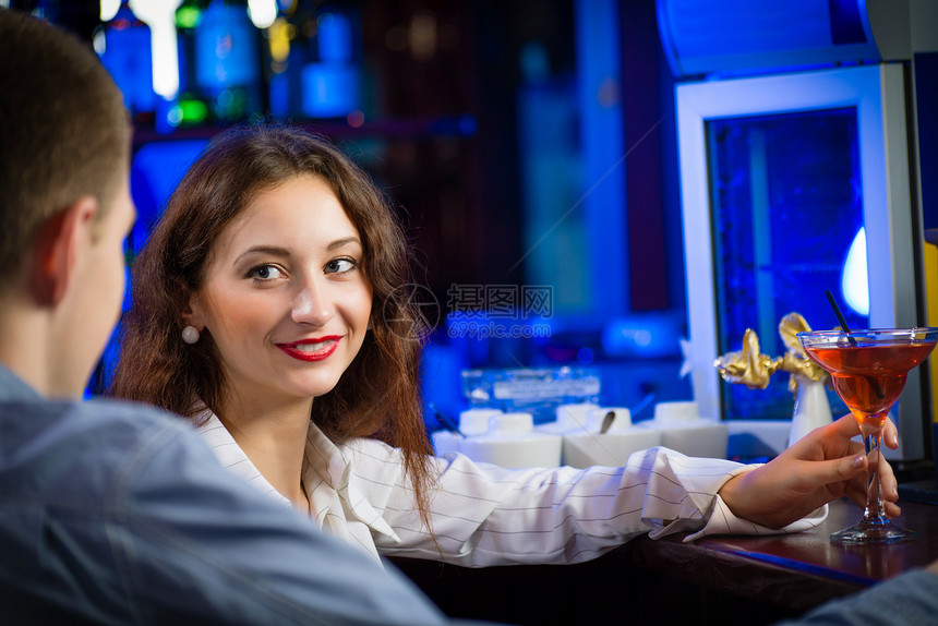 酒吧里的年轻女人派对夜生活乐趣头发玻璃快乐俱乐部娱乐闲暇女士图片
