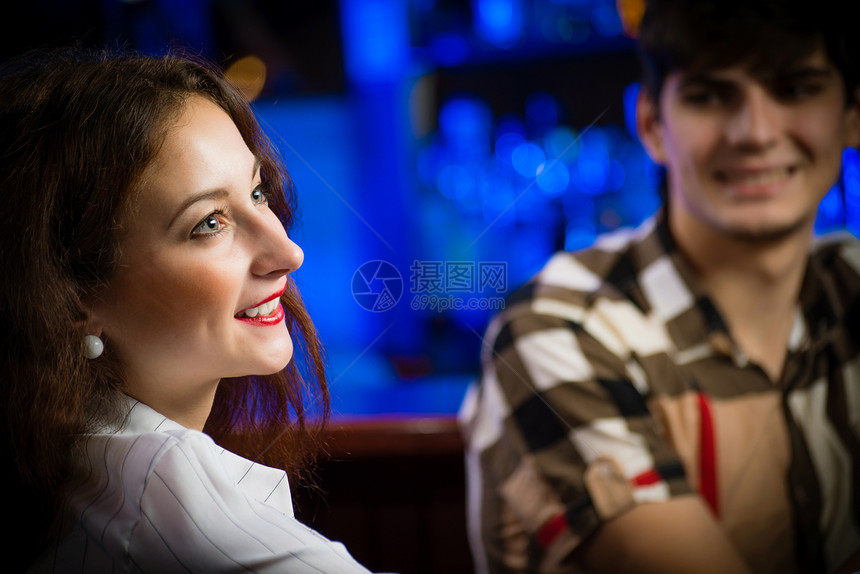 酒吧里的年轻女人微笑闲暇享受俱乐部夜生活成人玻璃快乐餐厅咖啡店图片