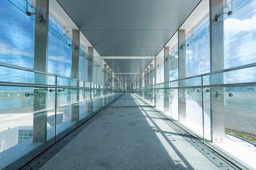 办公中心玻璃走廊的玻璃走廊图片