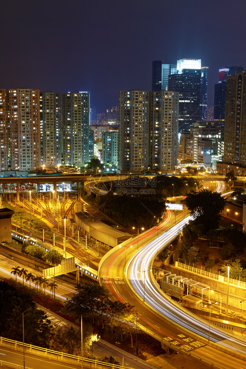 以夜道和高速公路的交通场景街道旅行运输天际汽车地标速度车辆城市图片