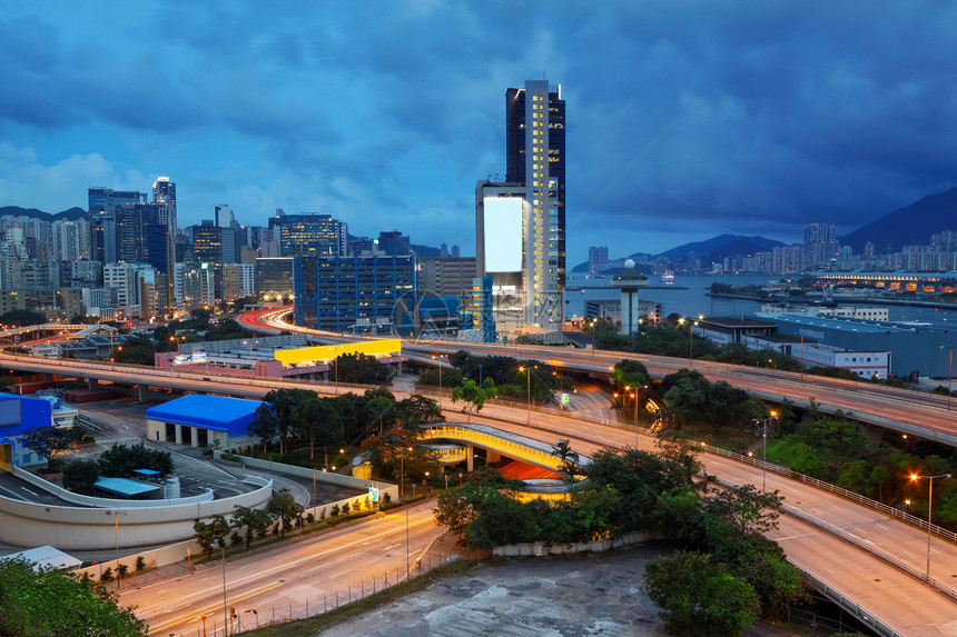 在阴暗的夜里 城市的高速公路桥旅游港口建筑顶峰日落金融经济商业市中心办公室图片