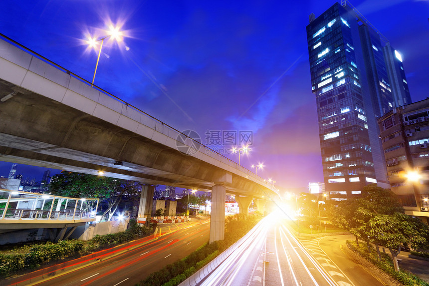 夜间用模糊的灯光在城市中移动汽车市中心建筑学运输建筑旅行驾驶摩天大楼交通天际公共汽车图片