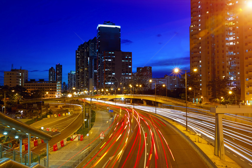 晚上在市中心天际摩天大楼中心旅行景观旅游城市速度商业建筑交通图片
