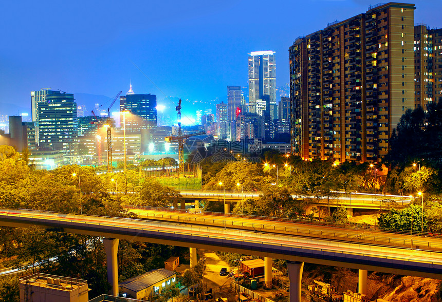 透过香港市中心高速公路日落运动立交桥商业摩天大楼天际旅行景观人群火车图片